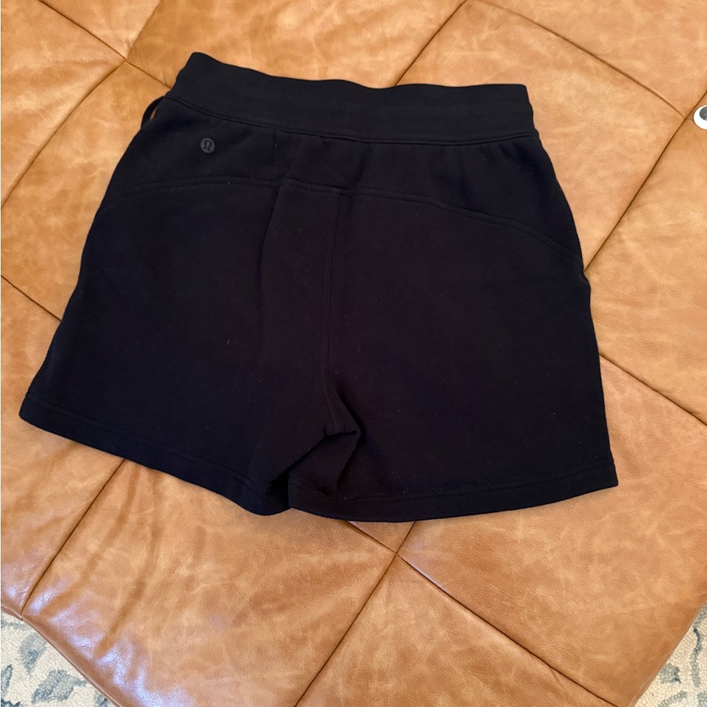Lululemon Scuba High-Rise Shorts - Picture 3 of 6